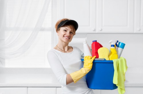 Cleaner applying controlled cleaning solution during carpet treatment
